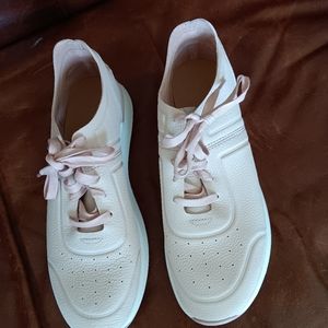 Ugg leather tennis shoes 👟